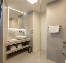 4 bedroom villa with heated pool and sea view in Vinišće, sleeps 8